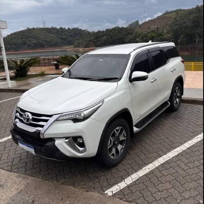 TOYOTA HILUX SW4 2.8 SRX 4X4 7 LUGARES 16V TURBO INTERCOOLER DIESEL 4P AUTOMÁTICO TOYOTA HILUX SW4 2.8 SRX 4X4 7 LUGARES 16V TURBO INTERCOOLER DIESEL 4P AUTOMÁTICO